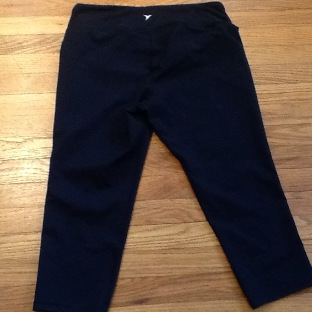 Exercise Capris With Muted Pattern - image 4